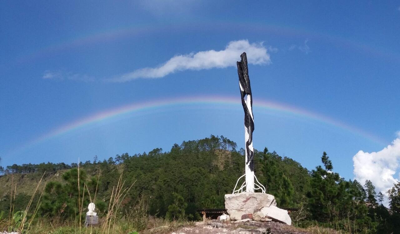 Escultura al aire libre en Casa Taller Sindamanoy con doble arcoiris