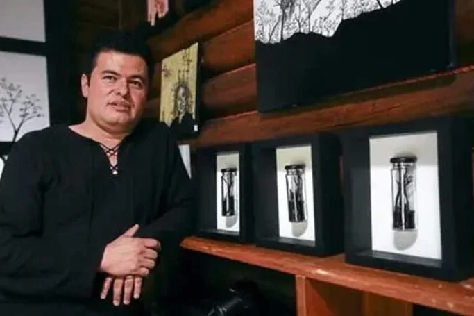 Adonay Navarro con sus esculturas Fossilis Modernus